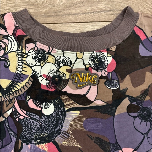 Nike Crop Top Graphic Tshirt - Picture 4 of 4